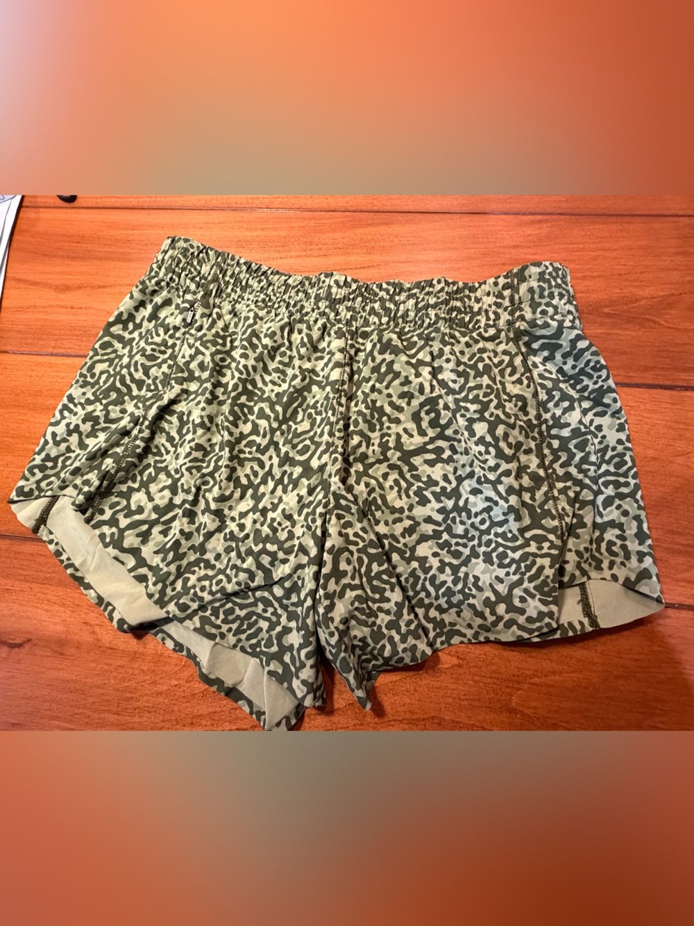 Athleta Green Camo Print Hustle 4.5 short